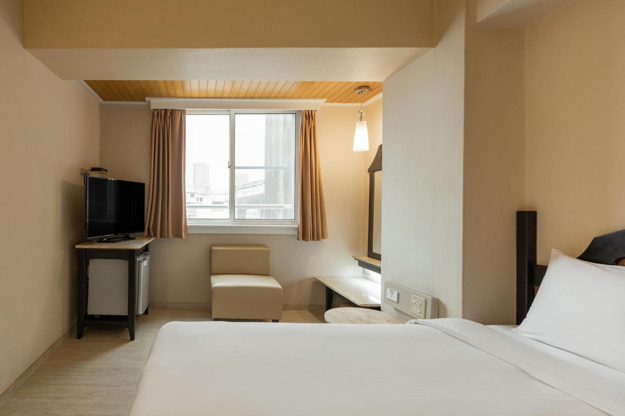 Kindness Hotel Weiwuying Гаосюн Номер фото