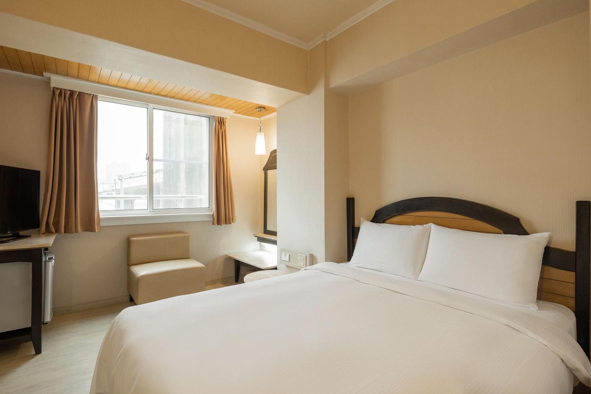 Kindness Hotel Weiwuying Гаосюн Номер фото
