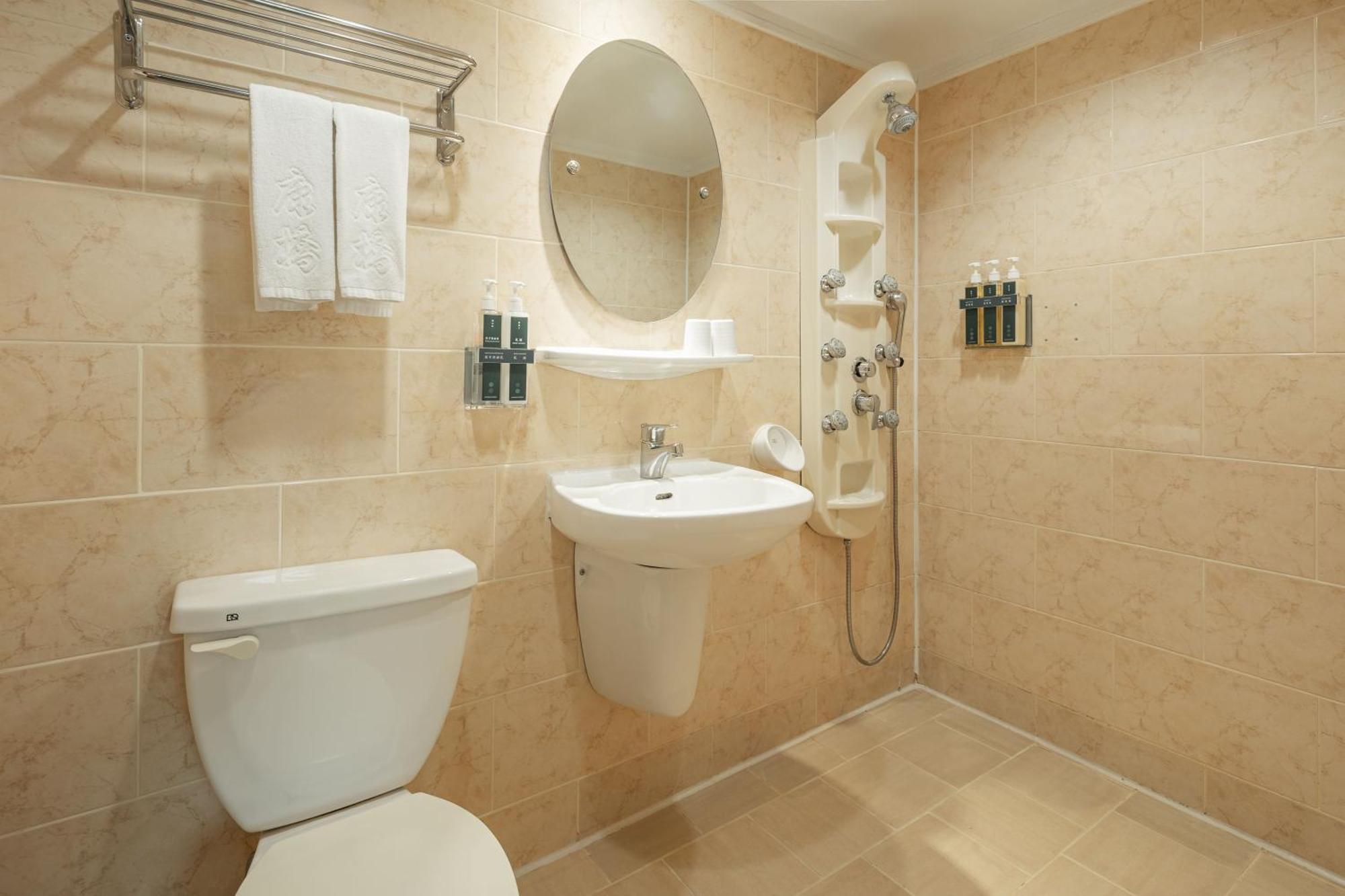 Kindness Hotel Weiwuying Гаосюн Номер фото