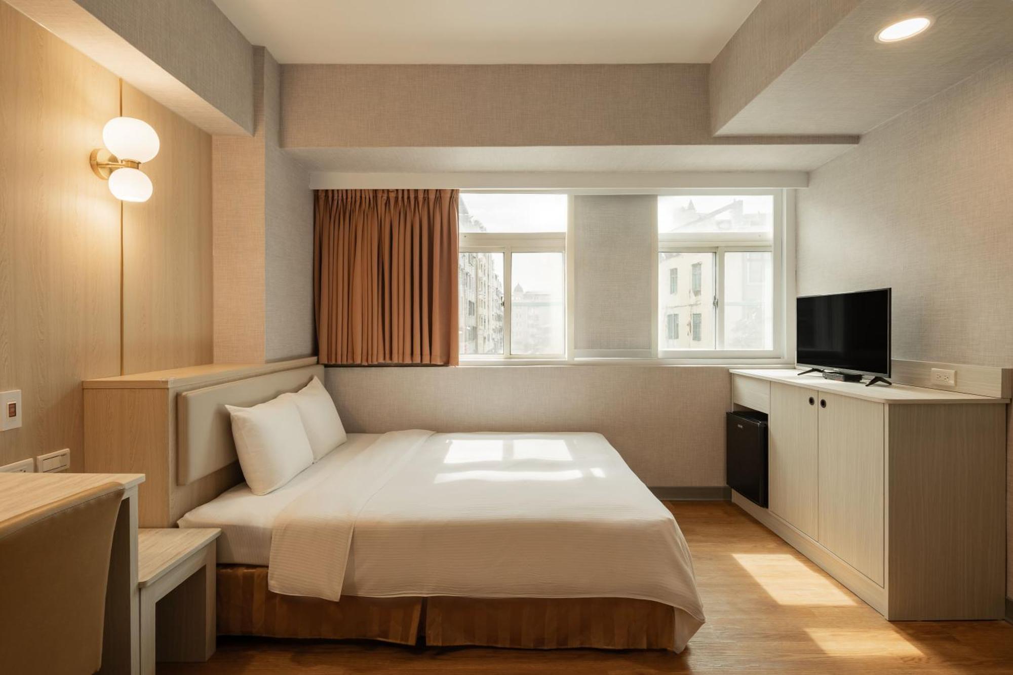 Kindness Hotel Weiwuying Гаосюн Екстер'єр фото