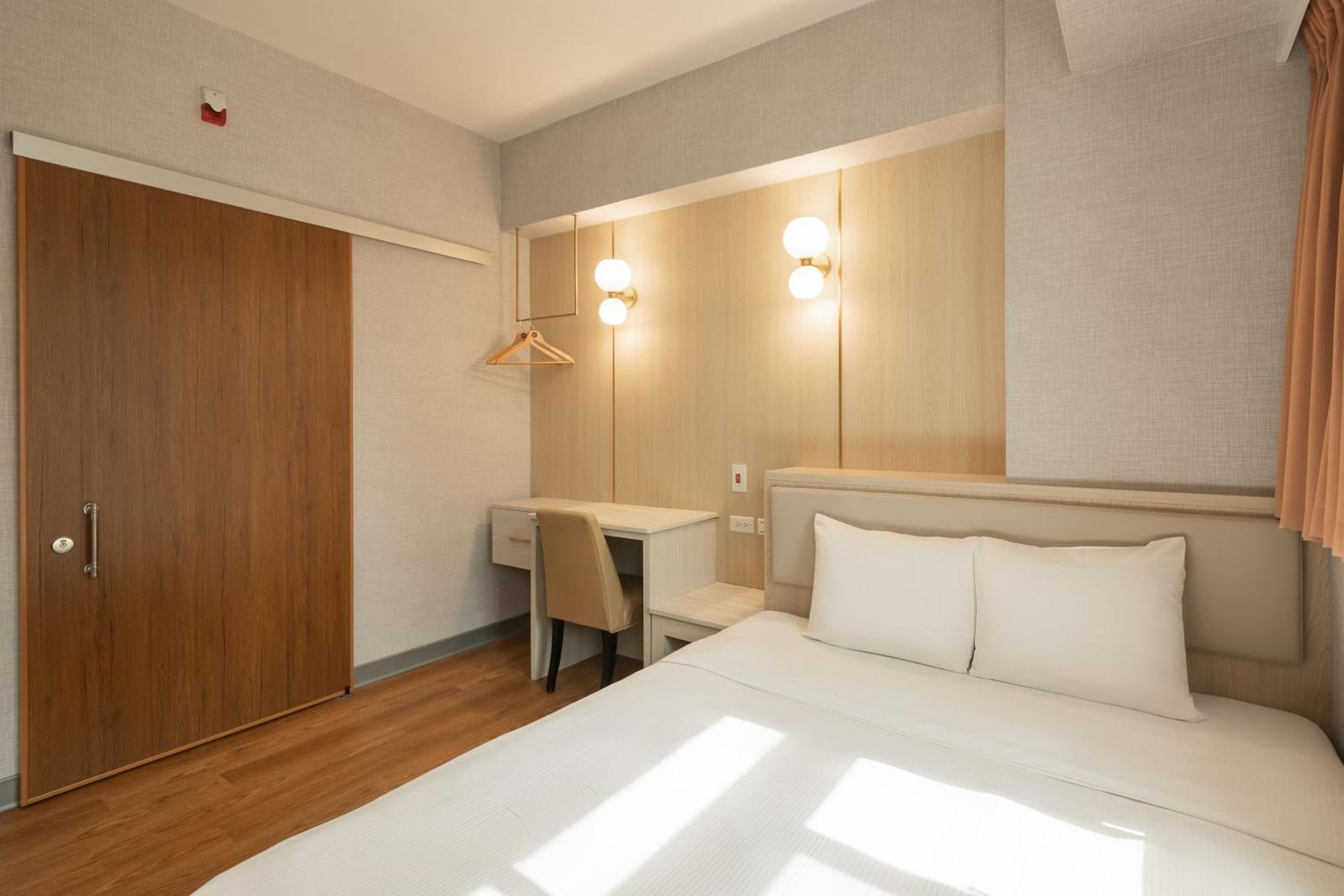 Kindness Hotel Weiwuying Гаосюн Екстер'єр фото