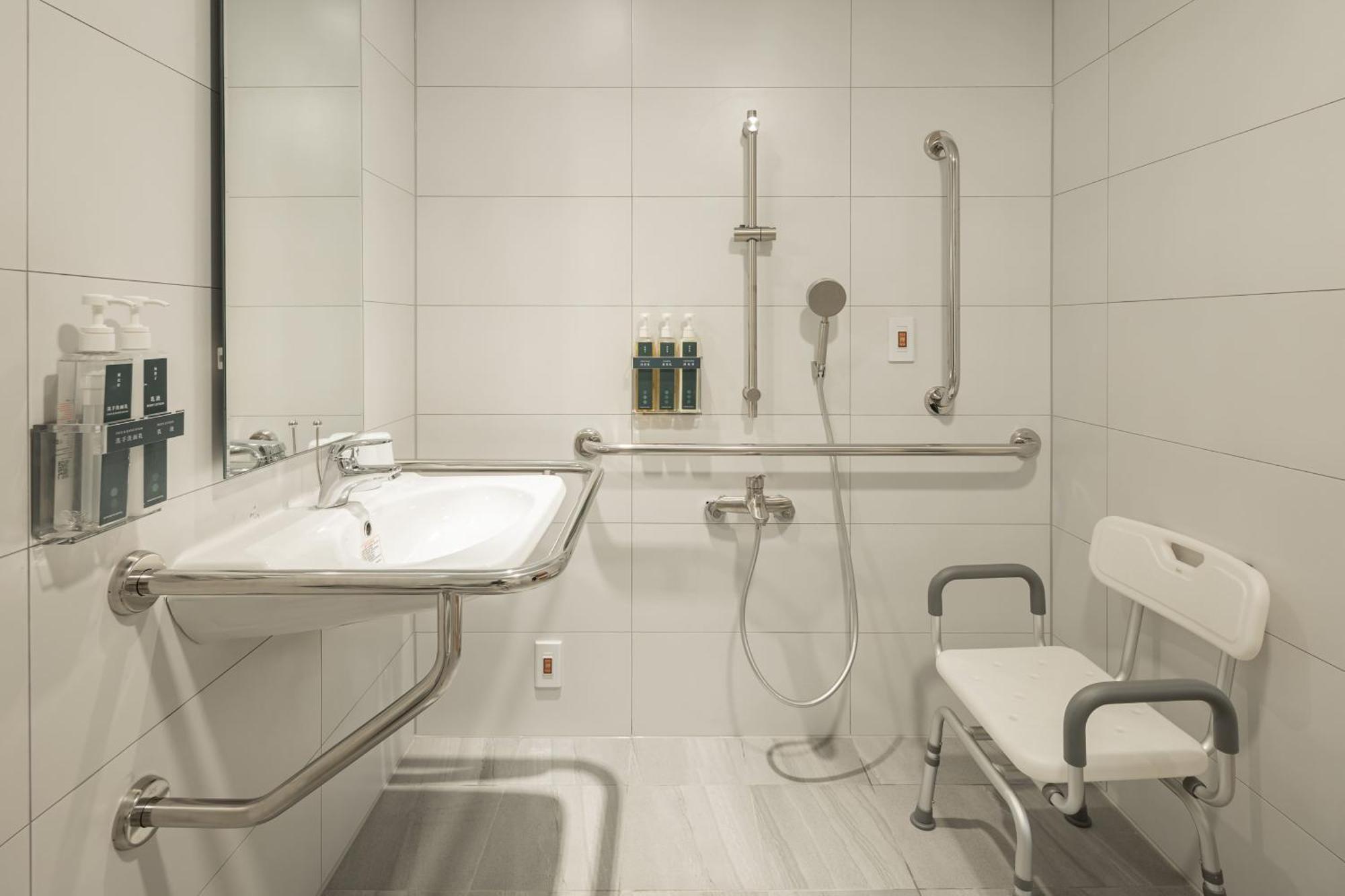 Kindness Hotel Weiwuying Гаосюн Екстер'єр фото