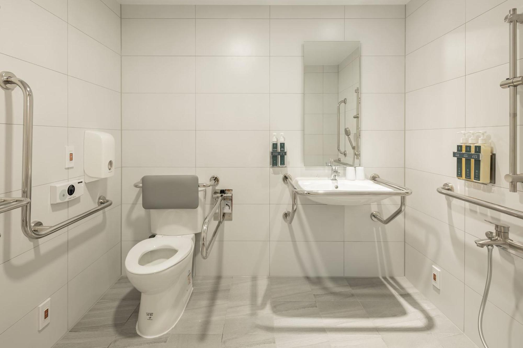 Kindness Hotel Weiwuying Гаосюн Екстер'єр фото