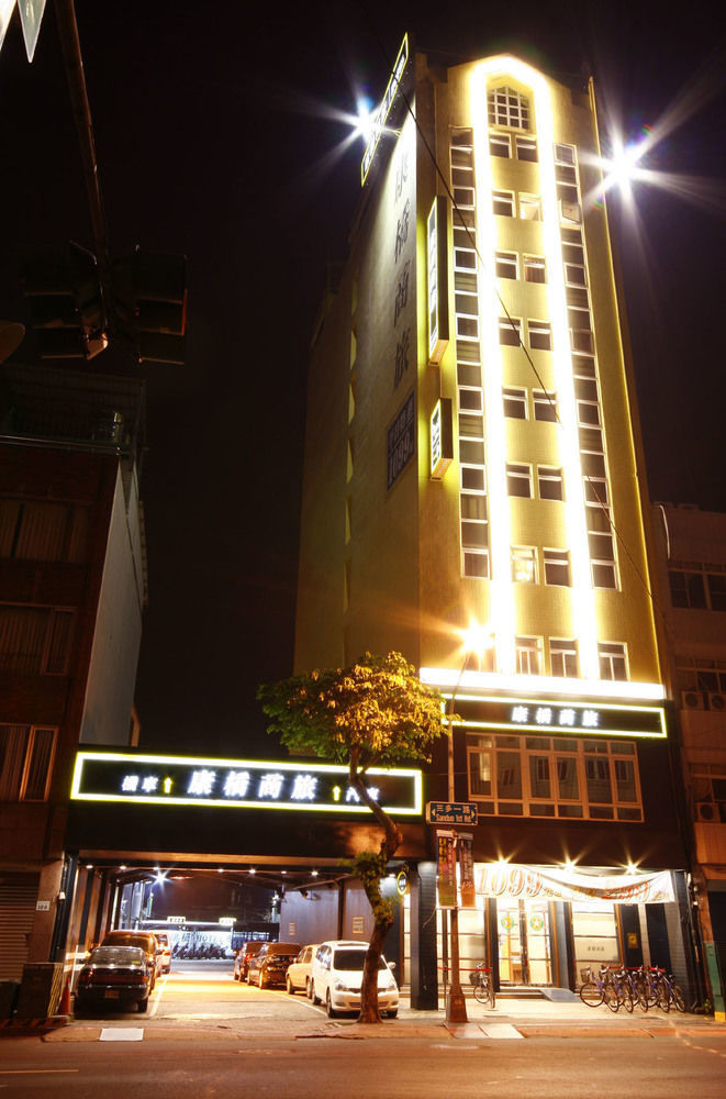 Kindness Hotel Weiwuying Гаосюн Екстер'єр фото