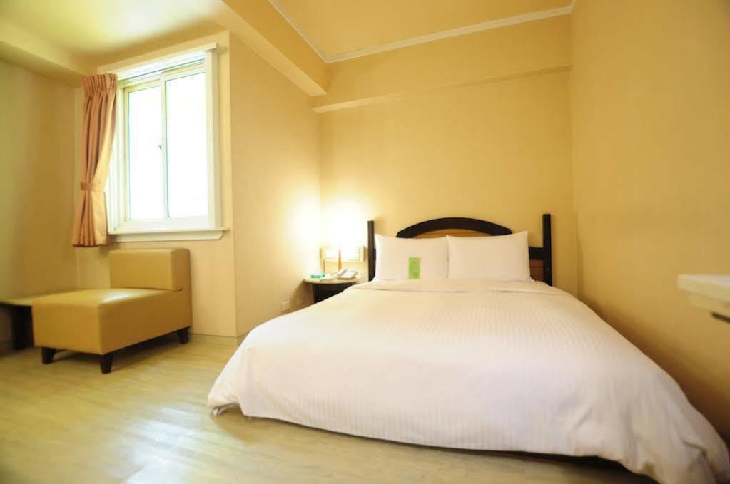 Kindness Hotel Weiwuying Гаосюн Екстер'єр фото