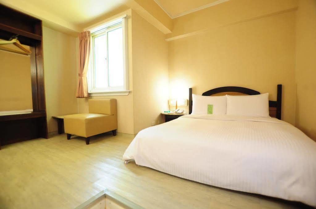 Kindness Hotel Weiwuying Гаосюн Екстер'єр фото