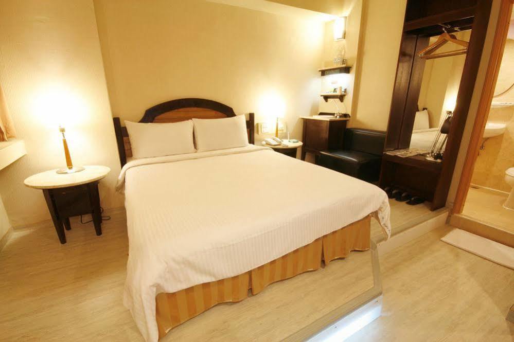 Kindness Hotel Weiwuying Гаосюн Екстер'єр фото