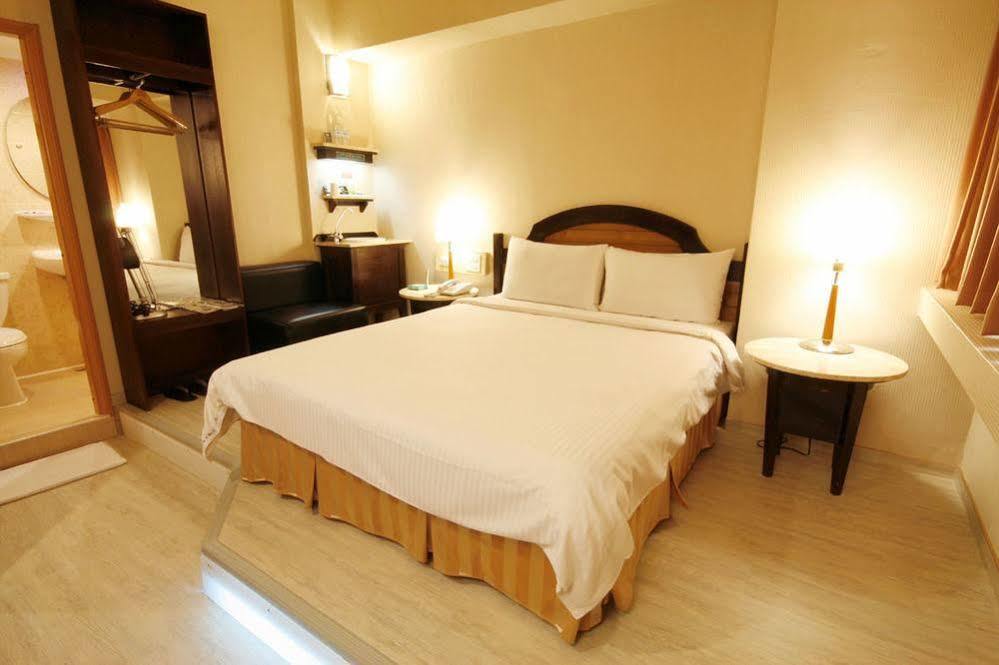 Kindness Hotel Weiwuying Гаосюн Екстер'єр фото